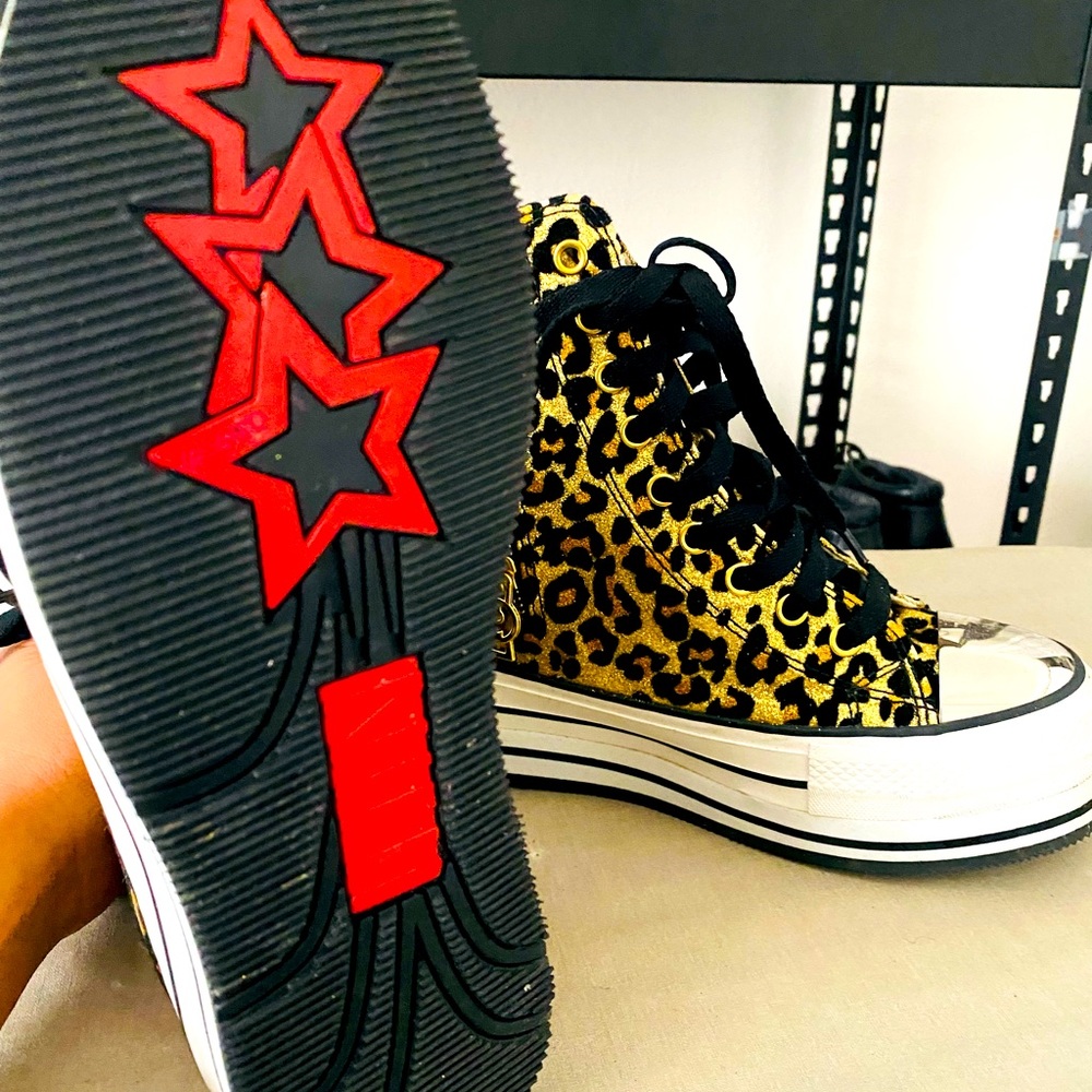 IiJin glitter contrast super high top . Very good condition. Used only once.